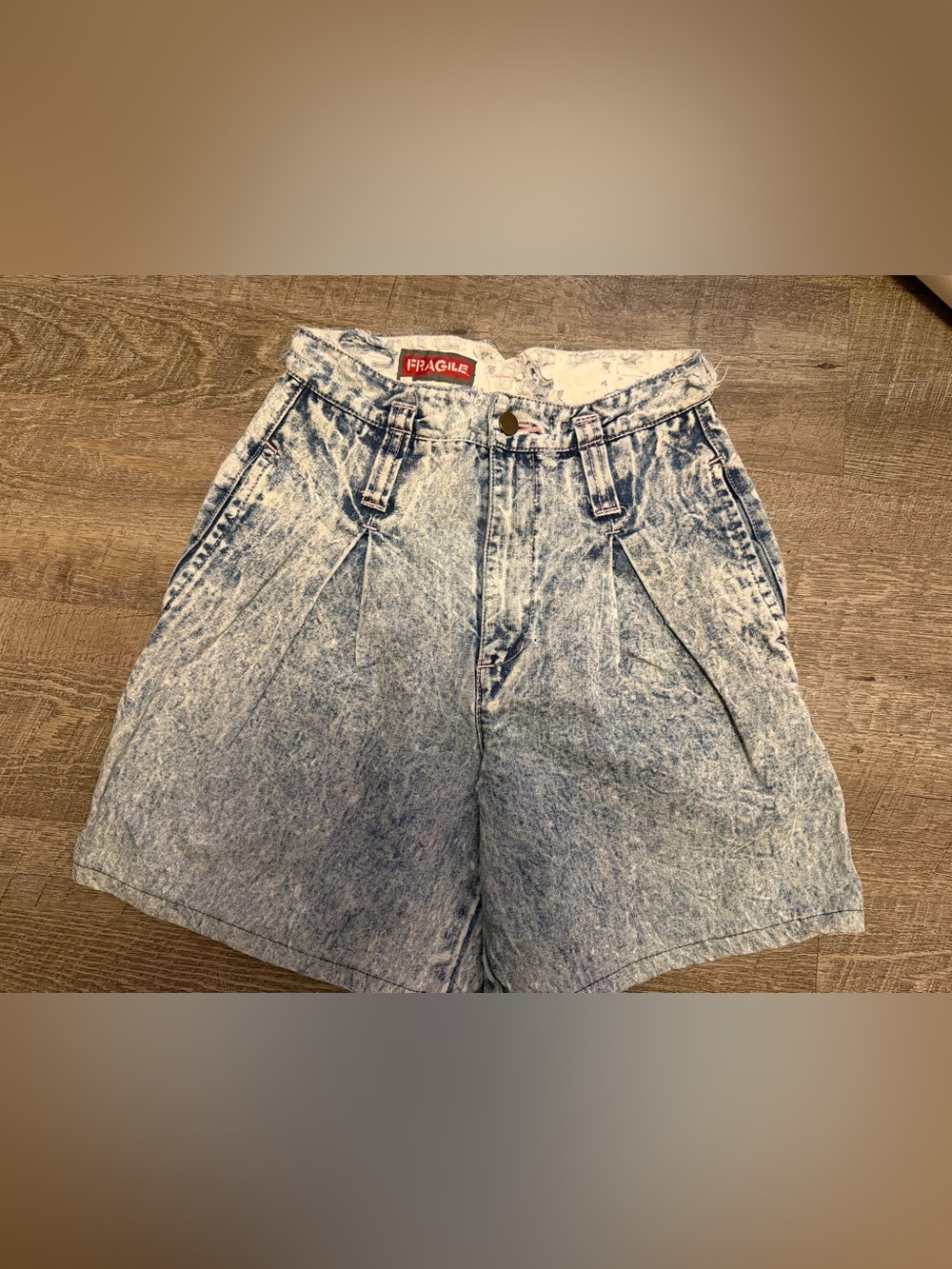 VINTAGE 80s/90s Fragile
Acid Wash Pleated Shorts!
High Waisted Mom Style